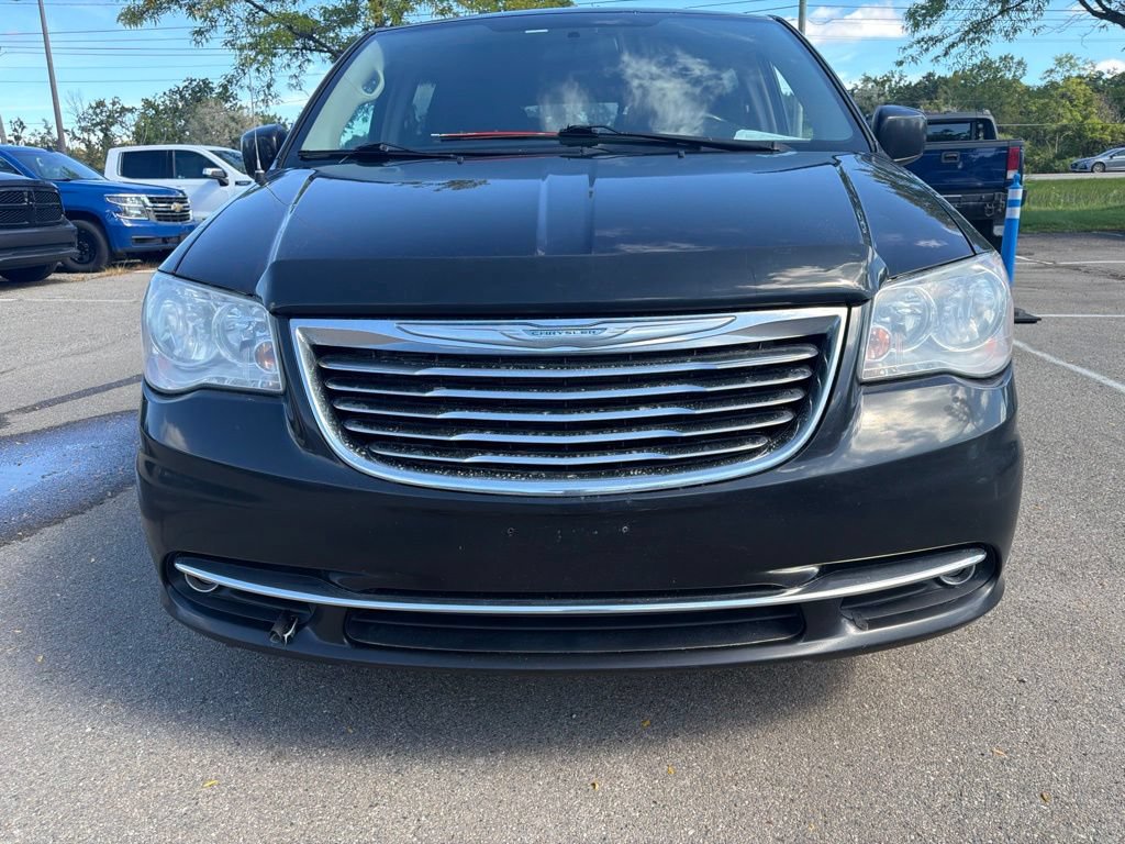 Used 2015 Chrysler Town & Country Touring FWD image 2