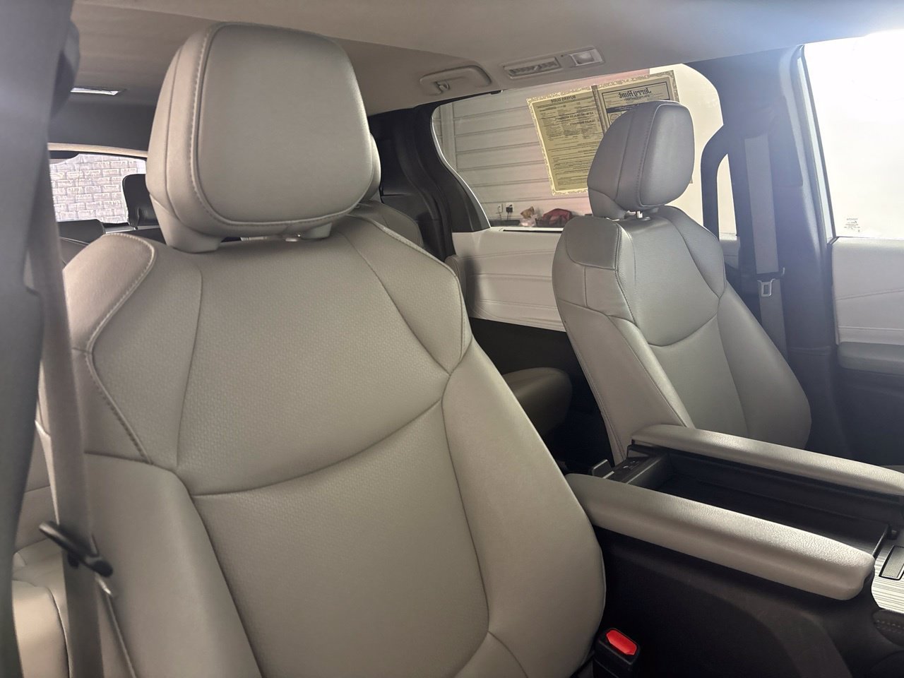Used 2025 Toyota Sienna XLE FWD image 28