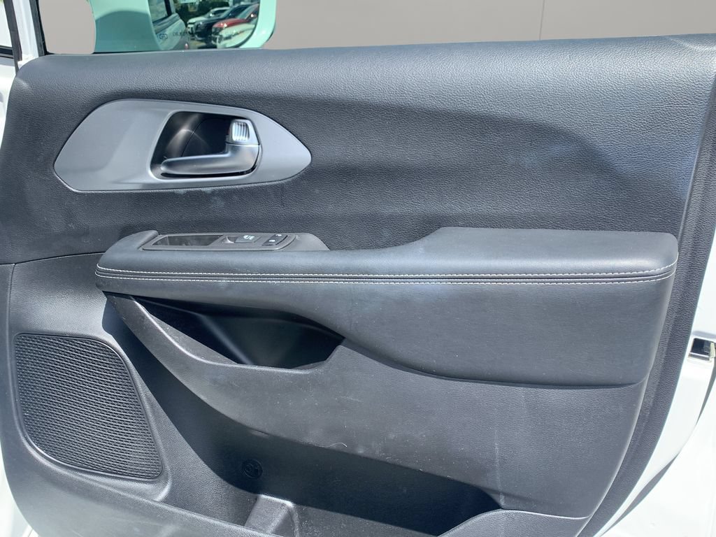 Used 2021 Chrysler Pacifica Touring w/ S Appearance Package FWD image 32