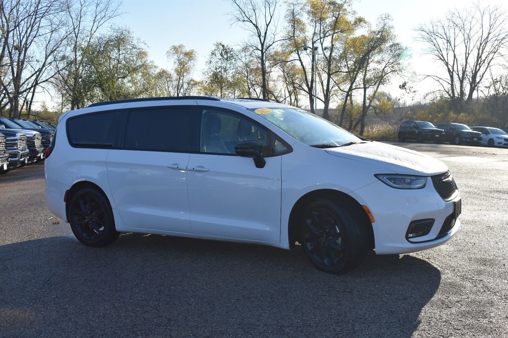 Used 2025 Chrysler Pacifica Limited FWD image 9