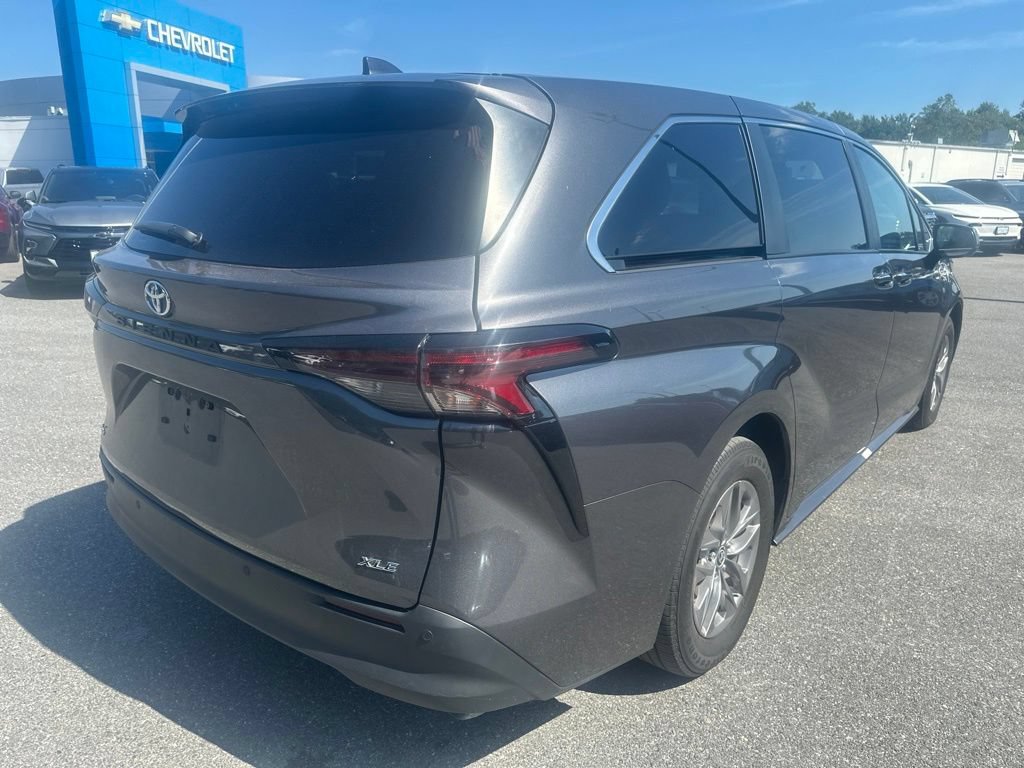 Used 2025 Toyota Sienna XLE FWD image 5