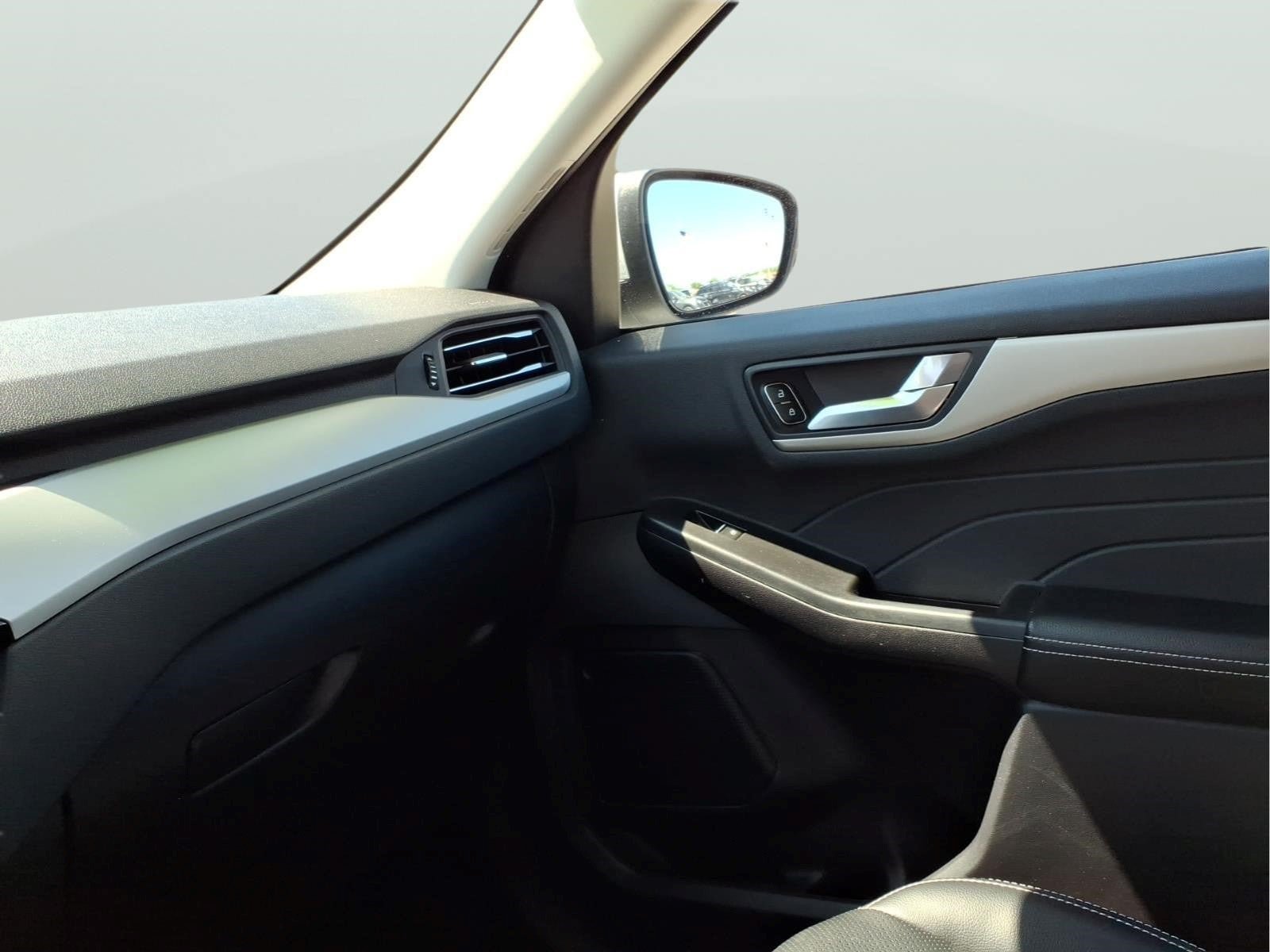 Used 2022 Ford Escape SEL FWD image 21