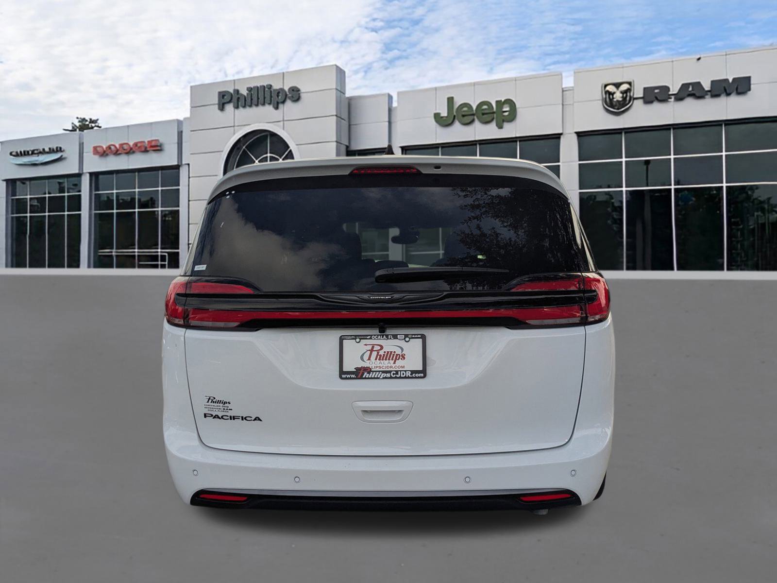 New 2026 Chrysler Pacifica Select image 4
