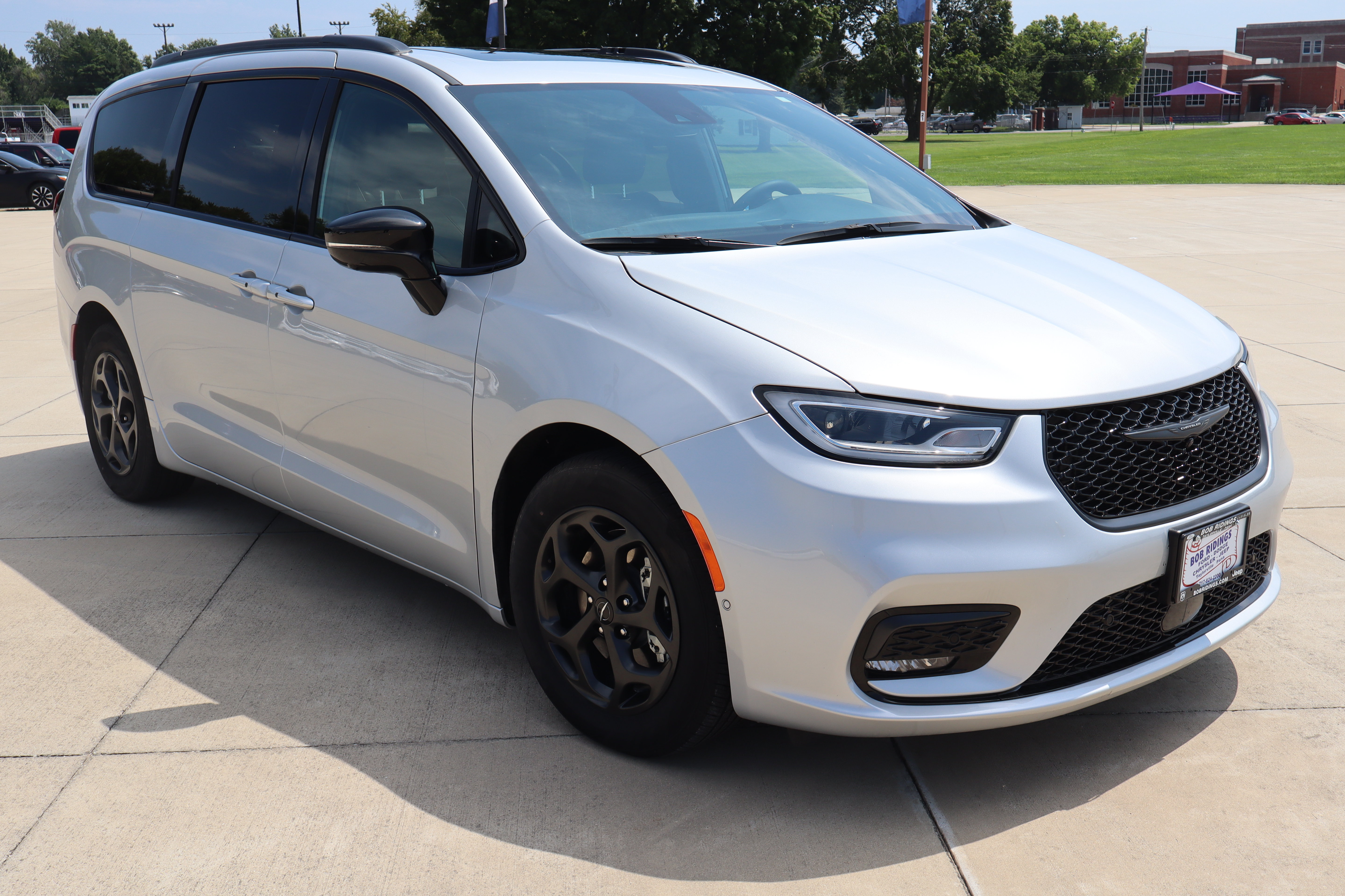 Used 2024 Chrysler Pacifica Premium FWD image 3