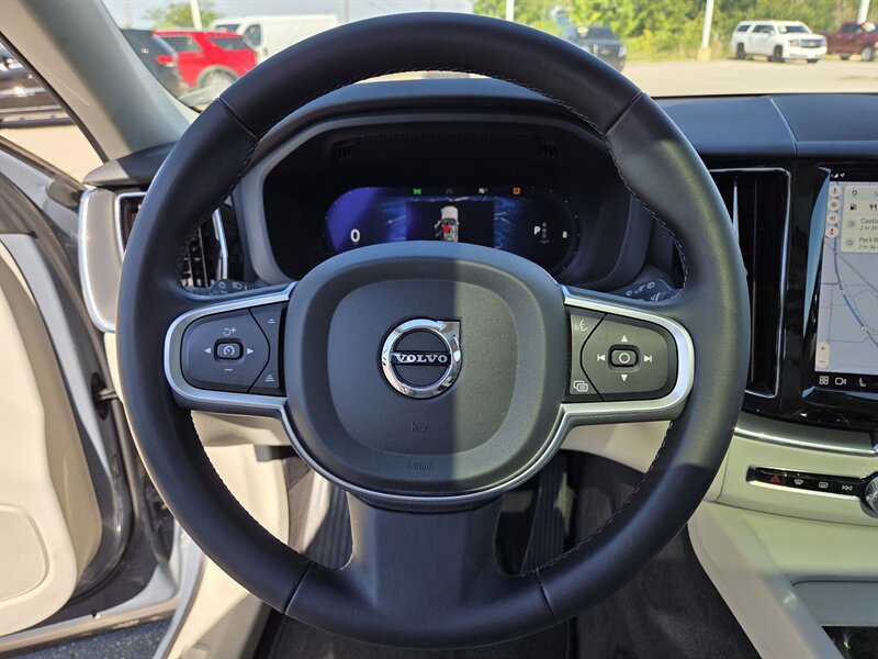Used 2022 Volvo XC60 B5 Momentum AWD/4WD image 13