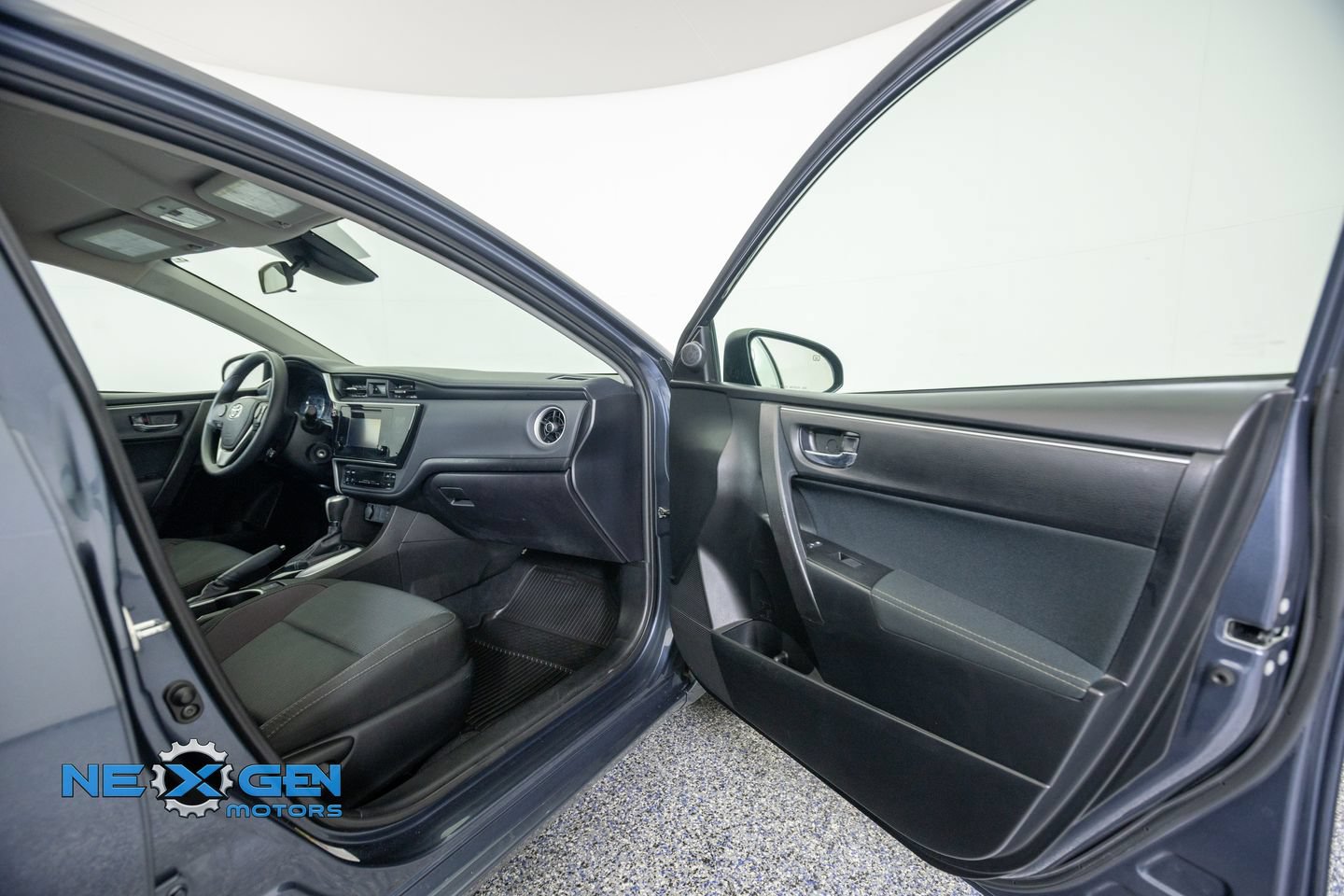 Used 2018 Toyota Corolla LE FWD image 37