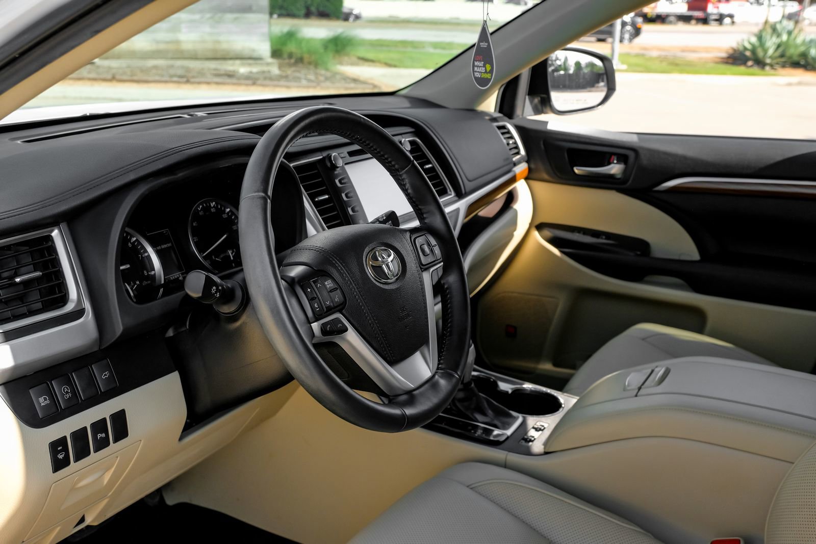 Used 2019 Toyota Highlander Limited FWD image 18