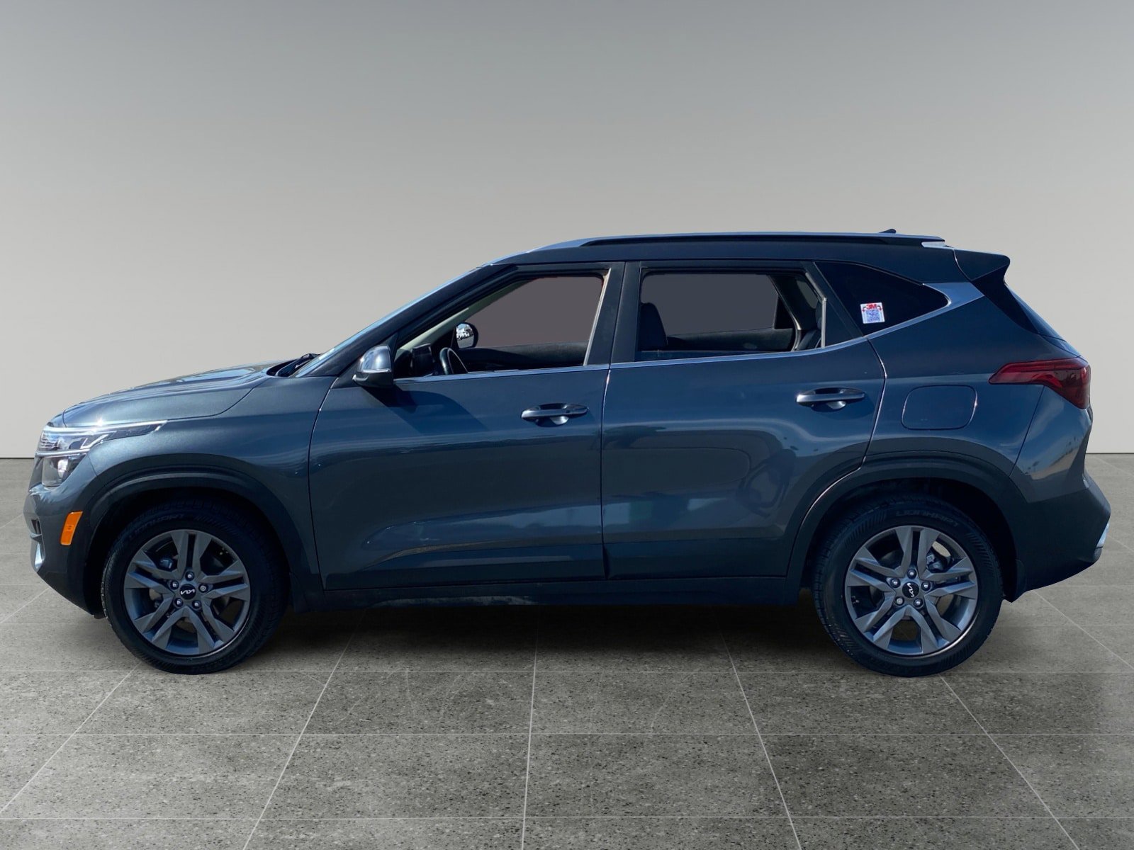 Used 2023 Kia Seltos S w/ Navigation Package FWD image 2