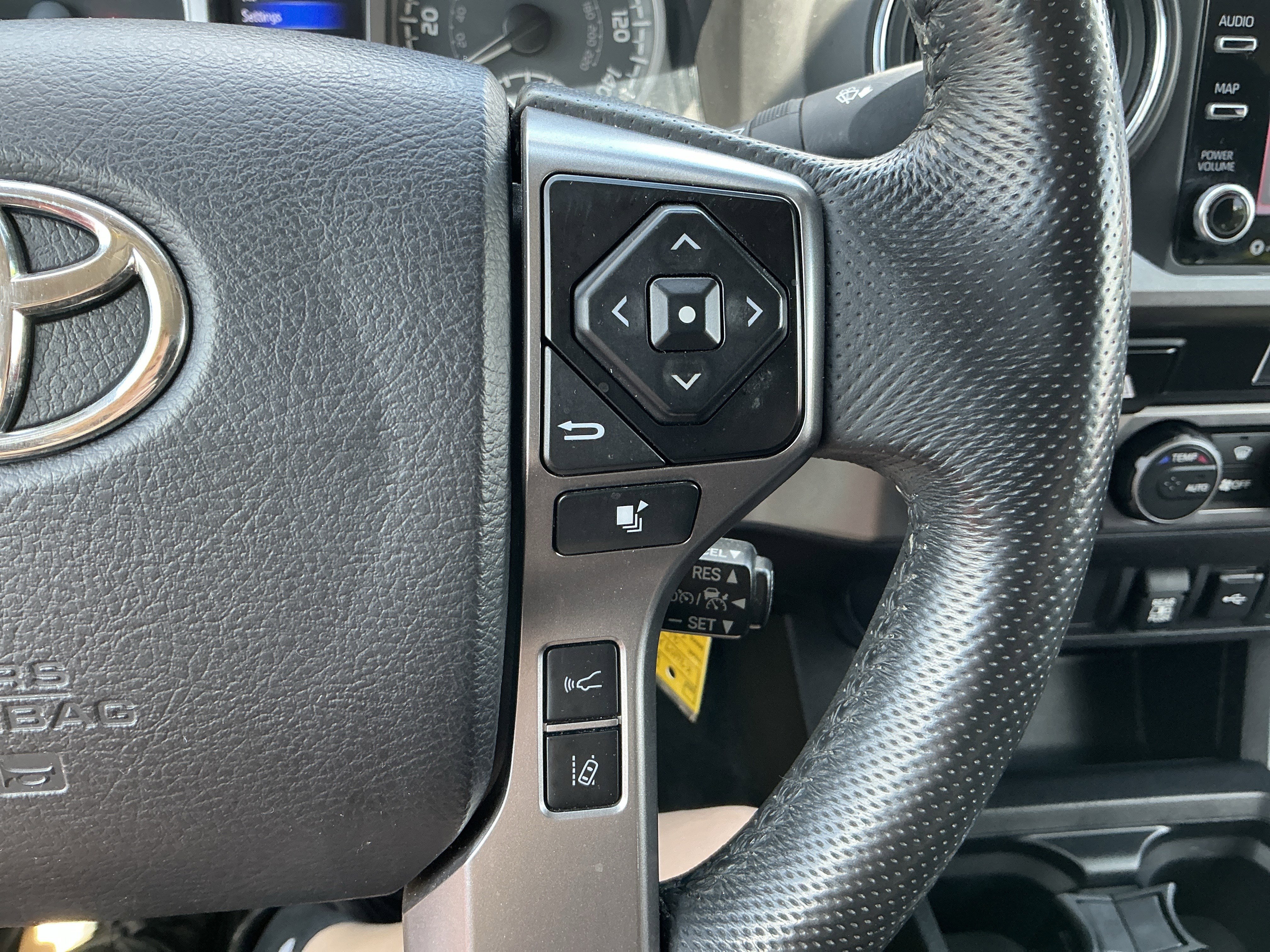 Used 2021 Toyota Tacoma SR5 AWD/4WD image 17