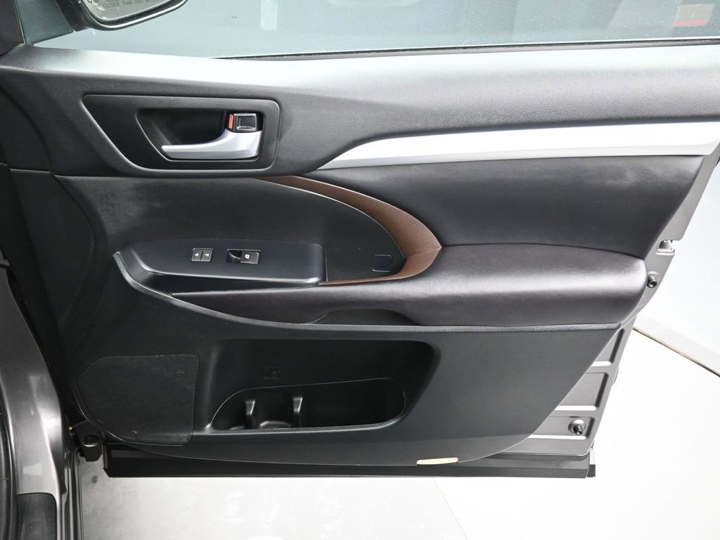 Used 2016 Toyota Highlander XLE image 31