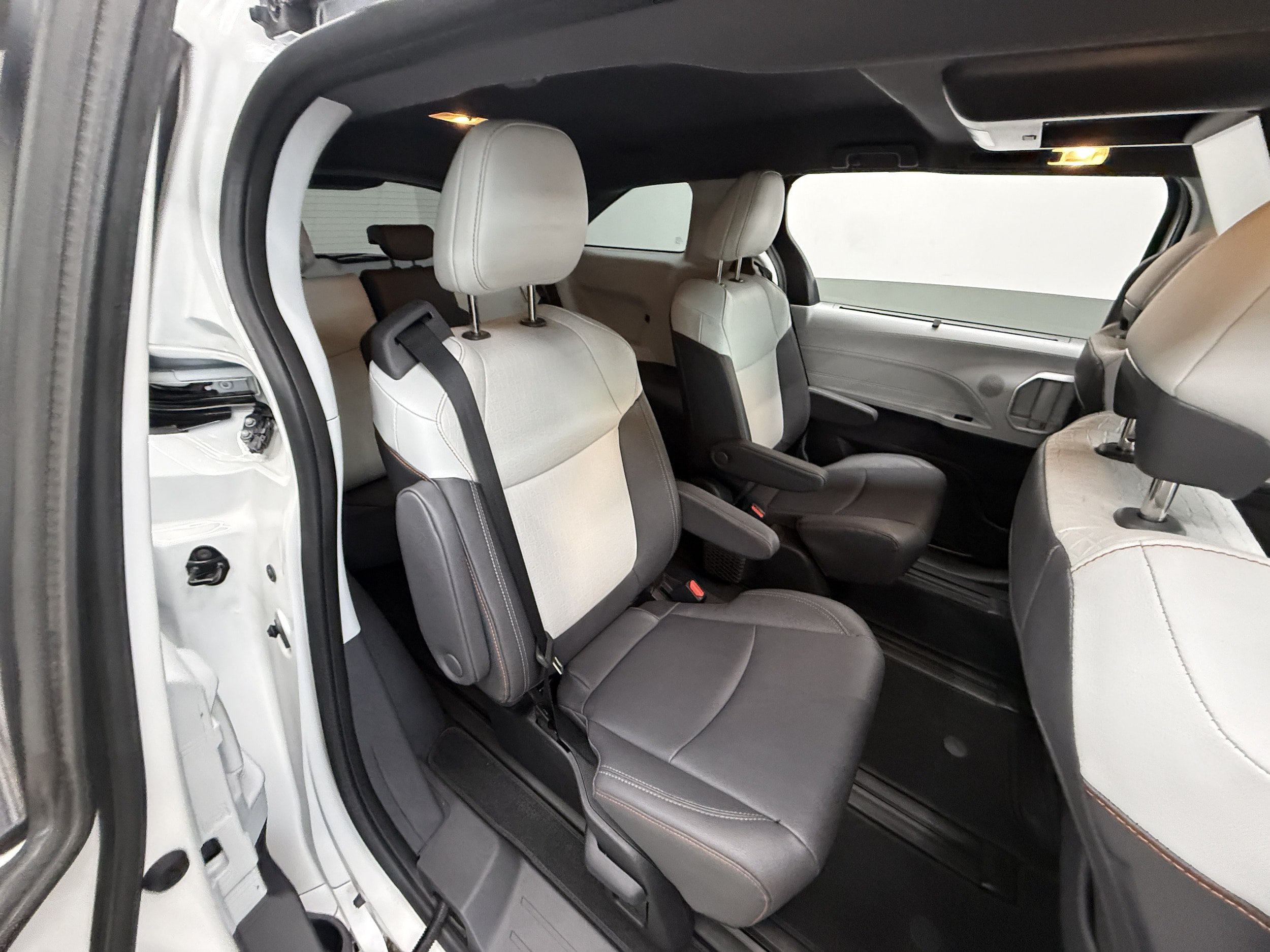 Used 2023 Toyota Sienna XLE FWD image 26