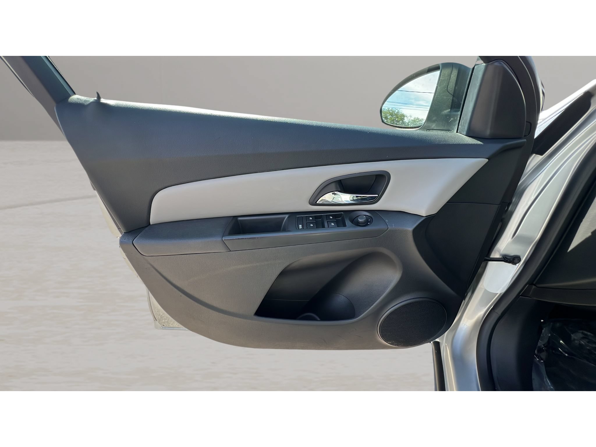 Used 2013 Chevrolet Cruze LS FWD image 25