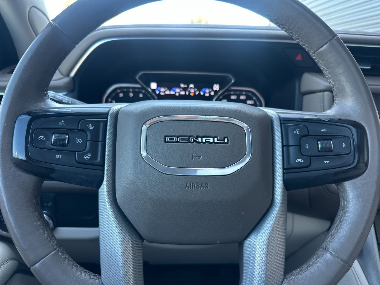 Used 2021 GMC Yukon XL Denali w/ Denali Premium Package AWD/4WD image 23