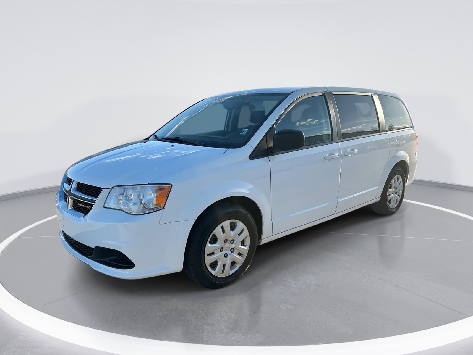 Used 2018 Dodge Grand Caravan SE w/ UConnect Hands-Free Group FWD image 1