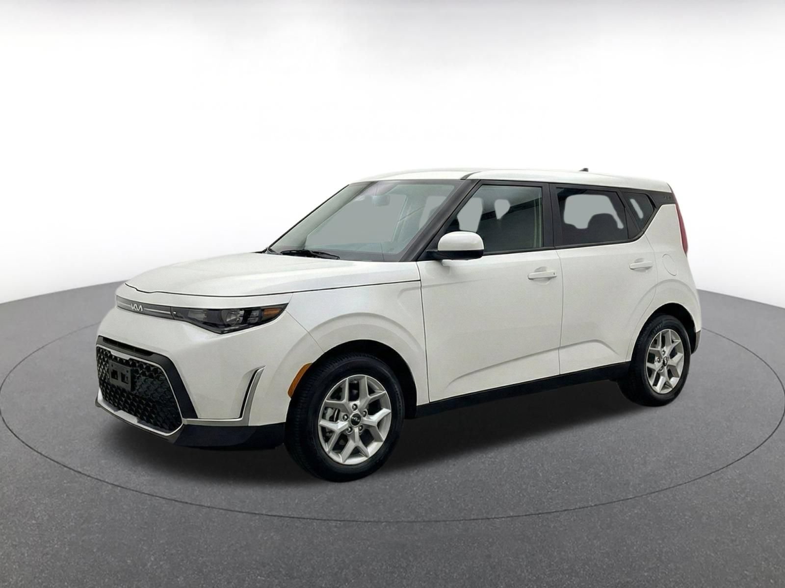Used 2025 Kia Soul LX w/ LX Technology Package FWD image 3