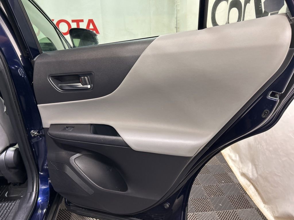 Used 2022 Toyota Venza LE image 12