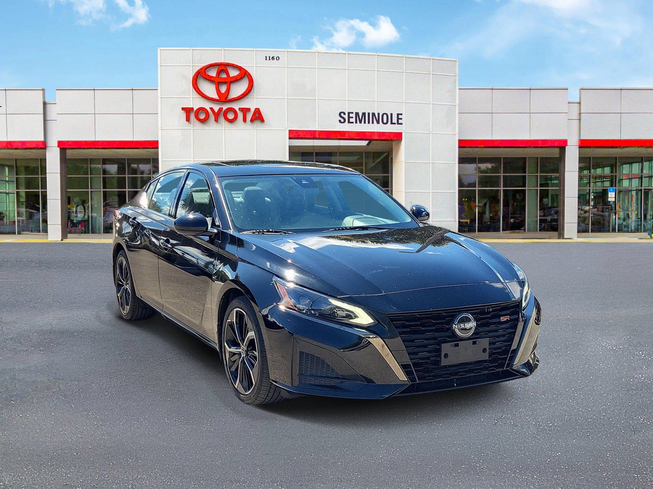 Used 2023 Nissan Altima 2.5 SR w/ SR Premium Package FWD image 2