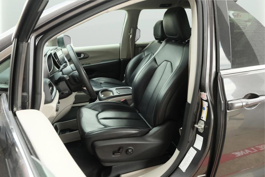 Used 2023 Chrysler Pacifica Touring-L FWD image 28