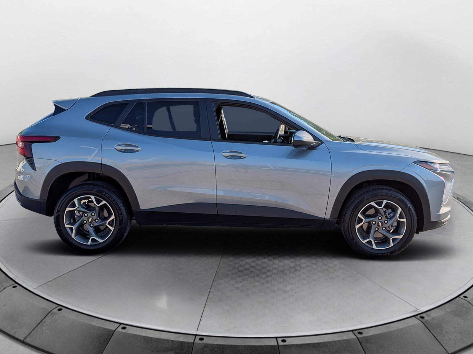 Used 2024 Chevrolet Trax LT FWD image 2
