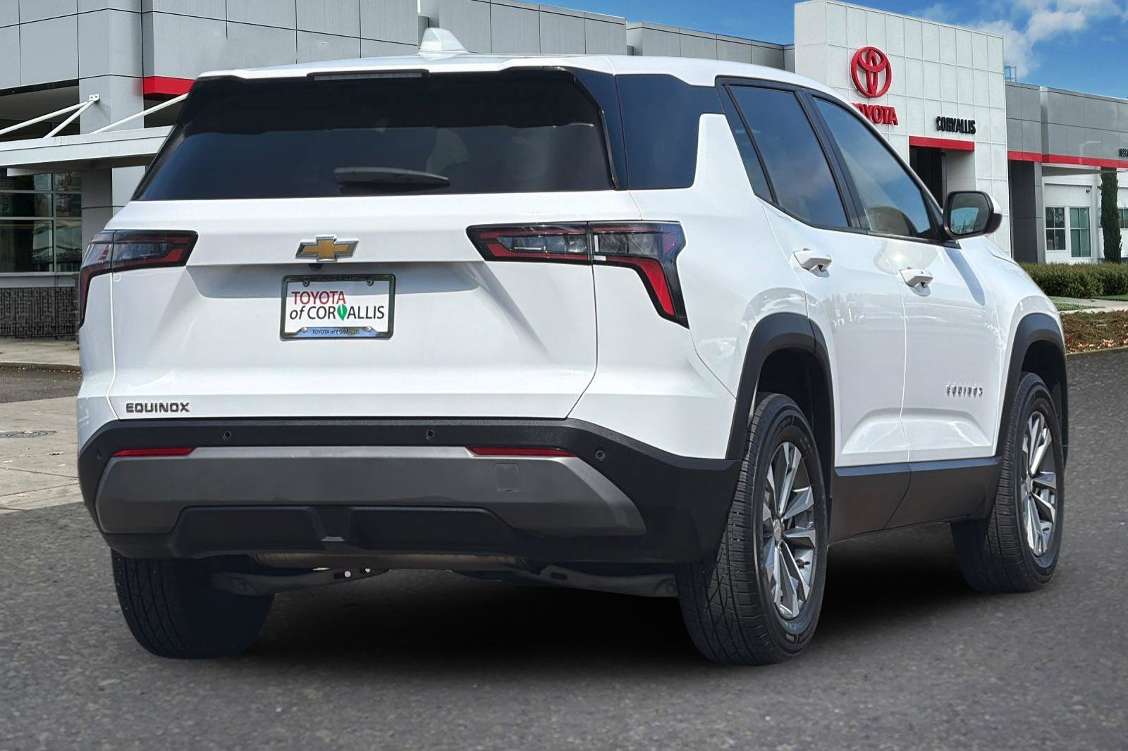 Used 2025 Chevrolet Equinox LT FWD image 4