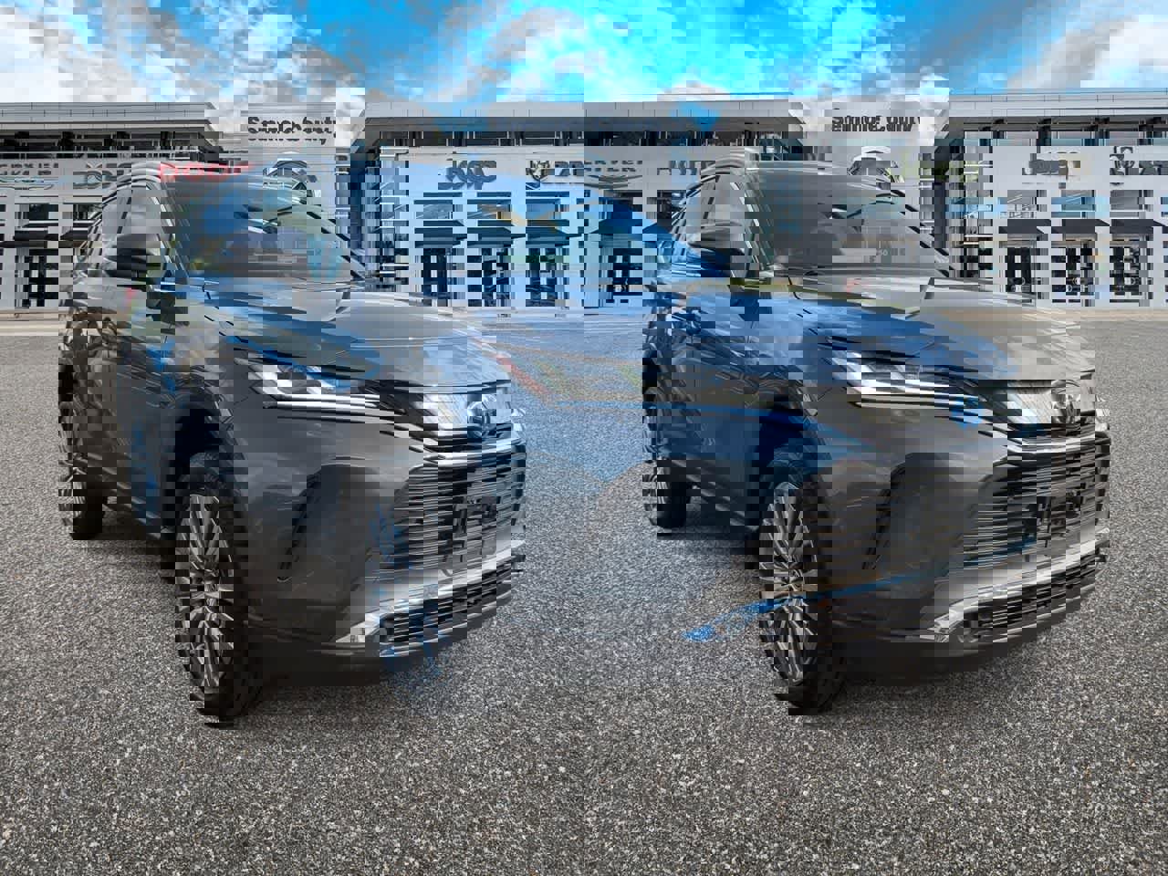 Used 2022 Toyota Venza XLE image 2