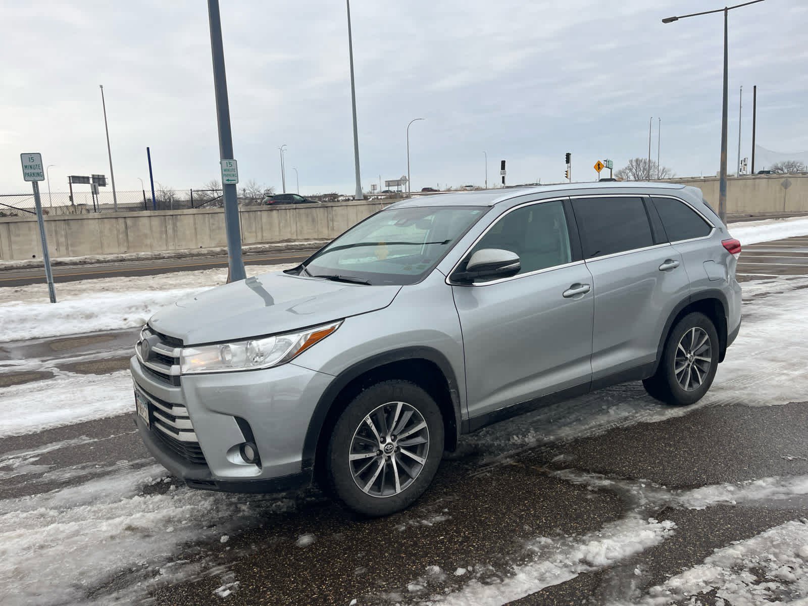 Used 2019 Toyota Highlander XLE image 3