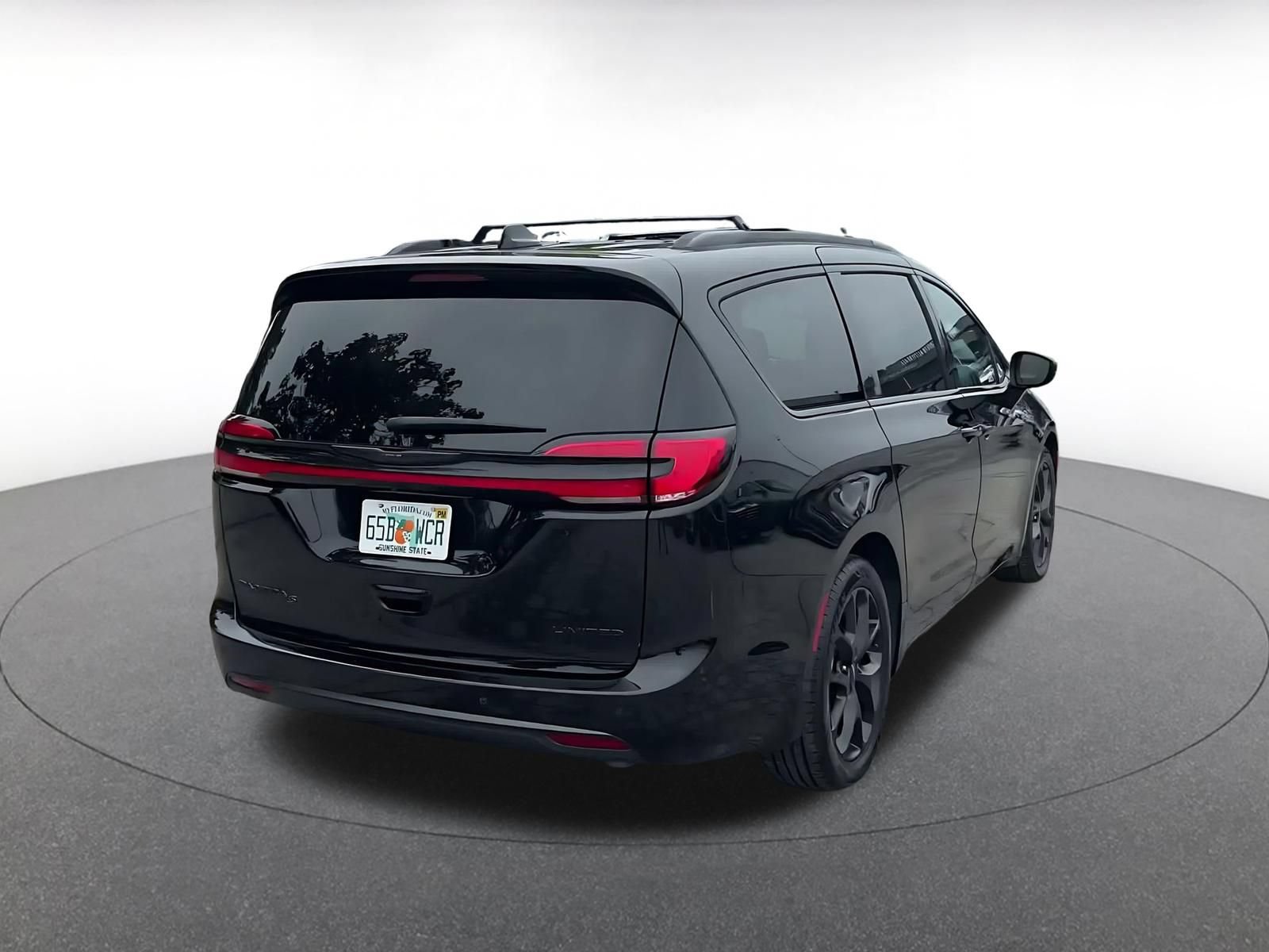 Used 2025 Chrysler Pacifica Limited FWD image 11