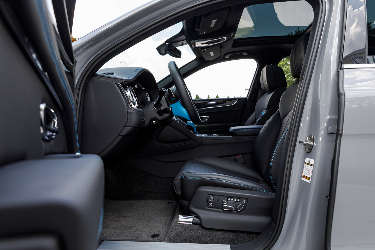 Used 2024 Bentley Bentayga image 21