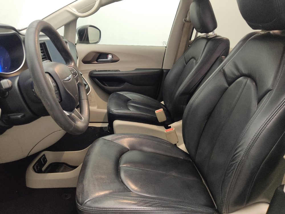 Used 2017 Chrysler Pacifica Touring FWD image 17