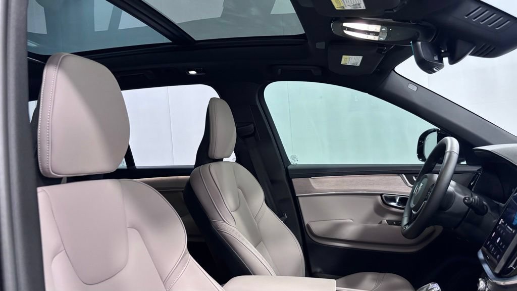 Certified 2025 Volvo XC90 B5 Plus AWD/4WD image 19