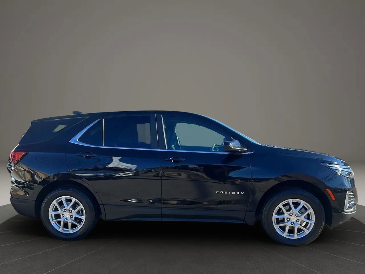 Used 2023 Chevrolet Equinox LT w/ Driver Convenience Package image 4