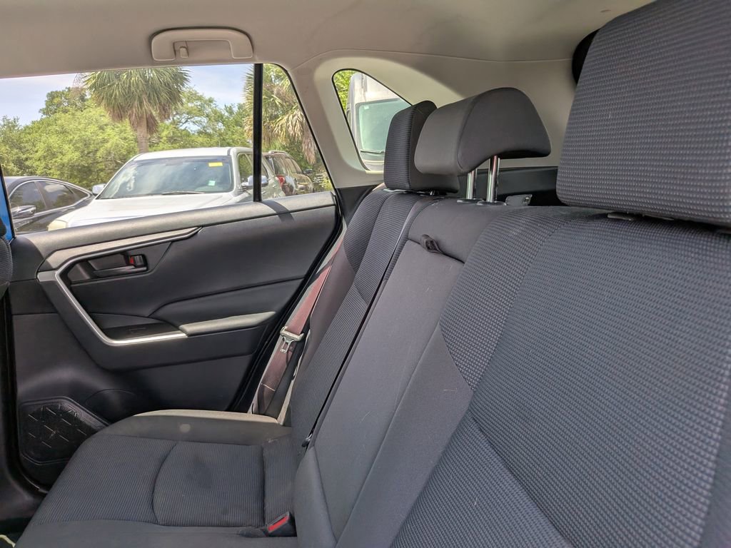 Used 2019 Toyota RAV4 LE FWD image 17