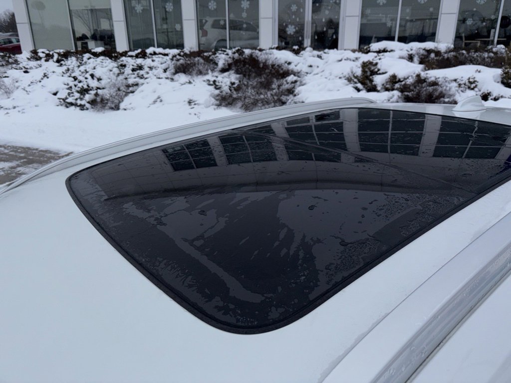 Used 2021 Volvo XC40 T5 Momentum w/ Premium Package image 10