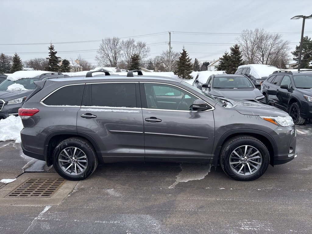 Used 2018 Toyota Highlander XLE image 2