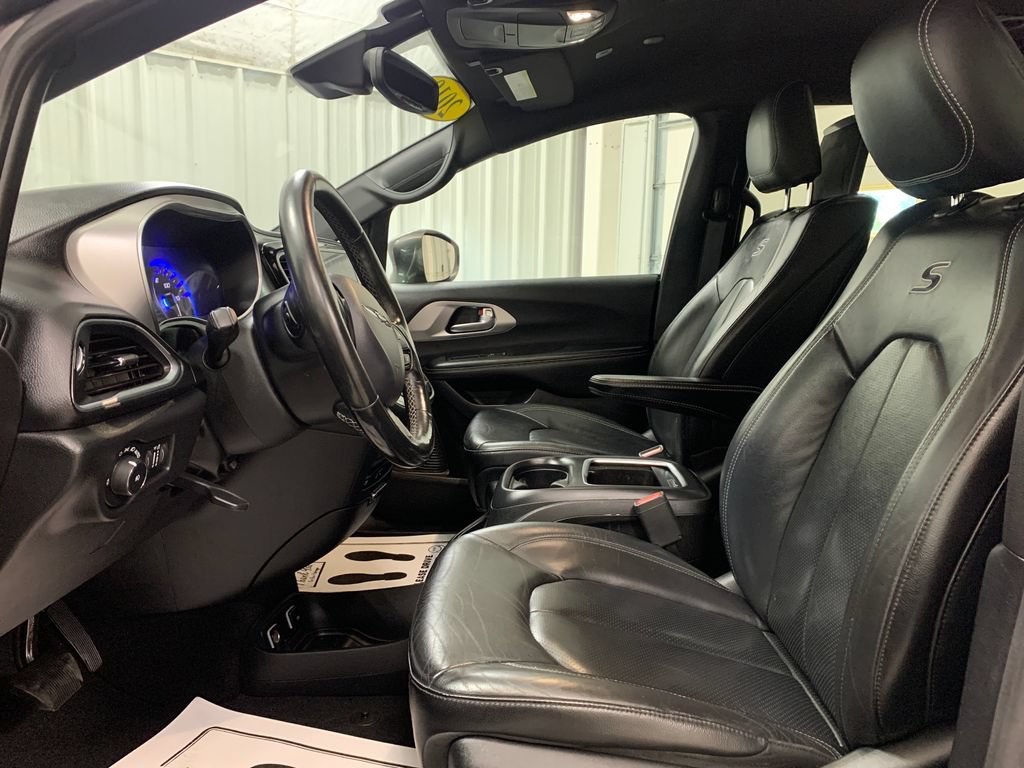 Used 2019 Chrysler Pacifica Touring-L Plus w/ Advanced Safetytec Group FWD image 17