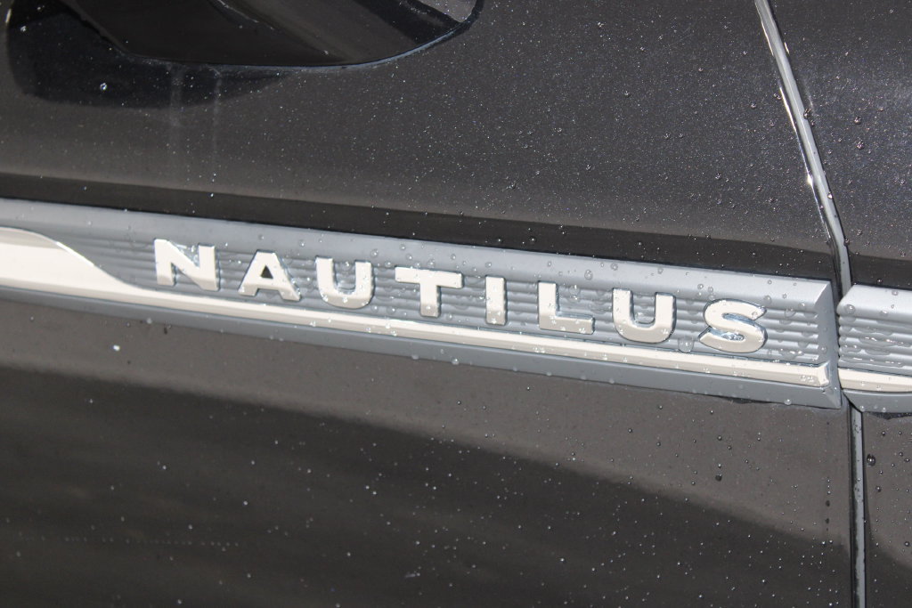 Used 2023 Lincoln Nautilus Reserve AWD/4WD image 12