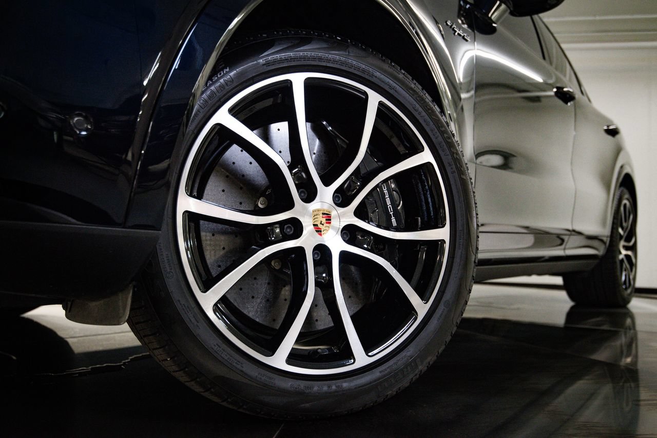 Certified 2022 Porsche Cayenne Turbo S AWD/4WD image 12