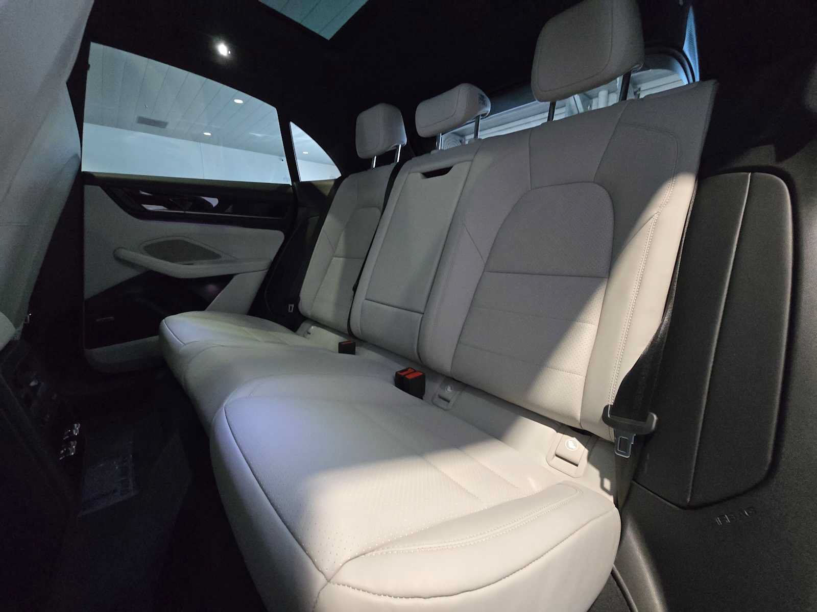 Used 2025 Porsche Macan Electric RWD image 17