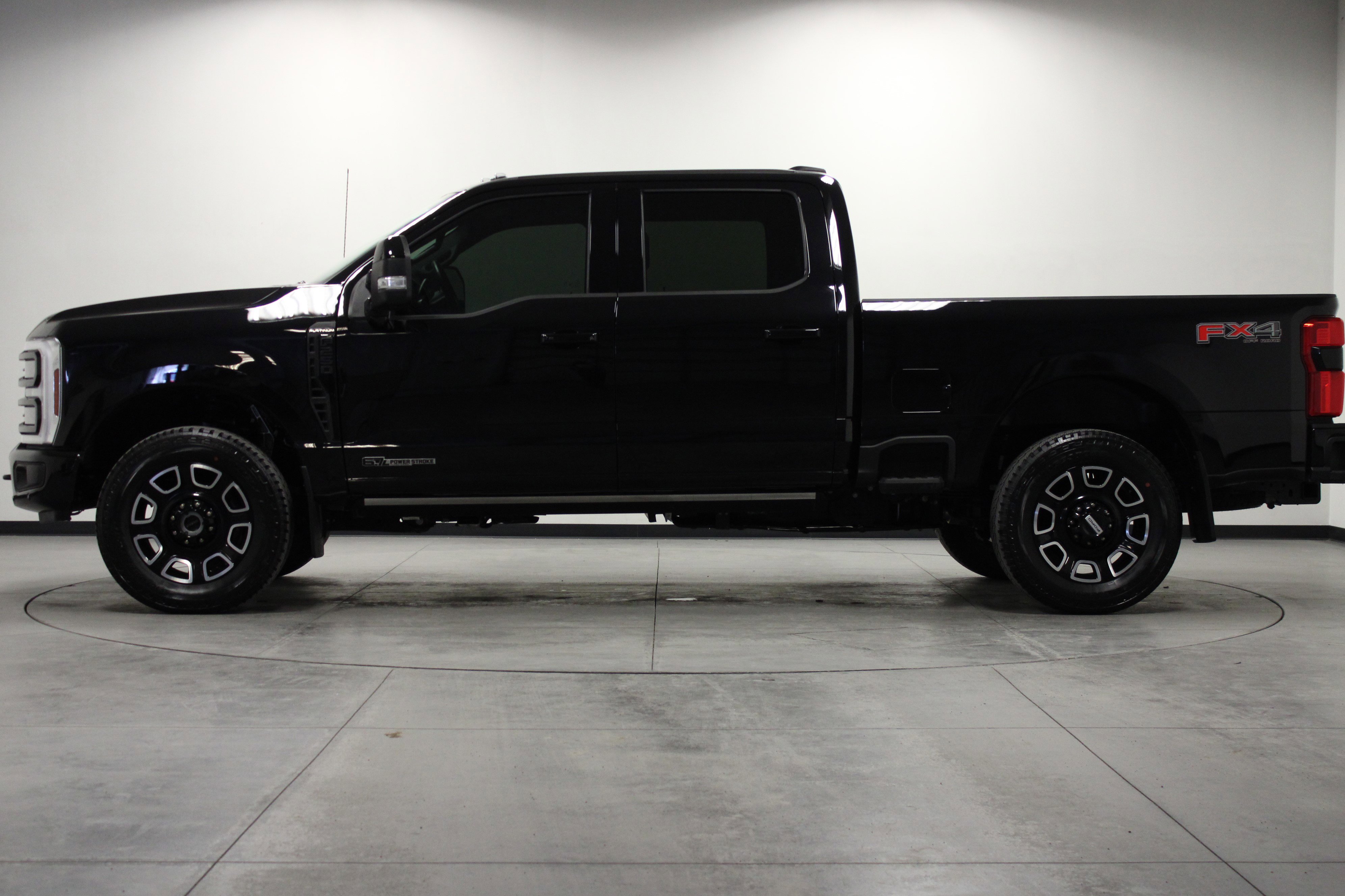 Used 2025 Ford F250 Platinum w/ FX4 Off-Road Package image 7