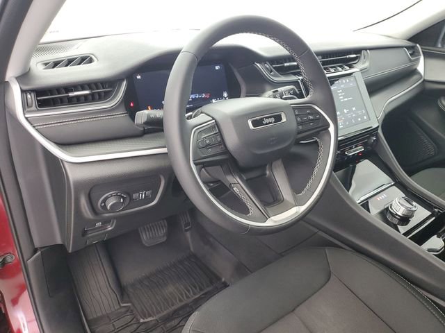 Used 2023 Jeep Grand Cherokee Laredo AWD/4WD image 19
