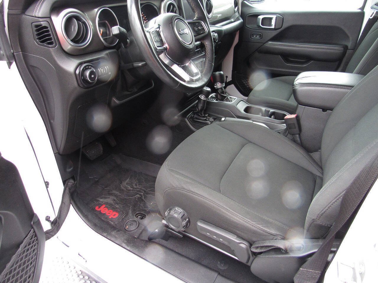 Used 2018 Jeep Wrangler Unlimited Sahara AWD/4WD image 15