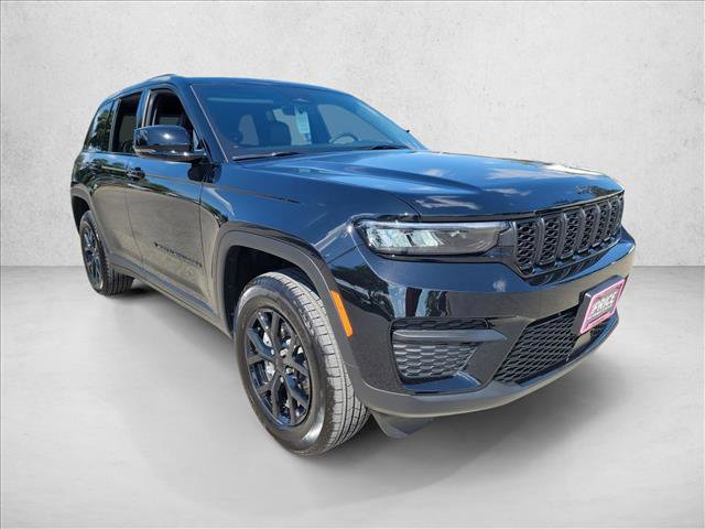 Used 2025 Jeep Grand Cherokee Altitude image 3