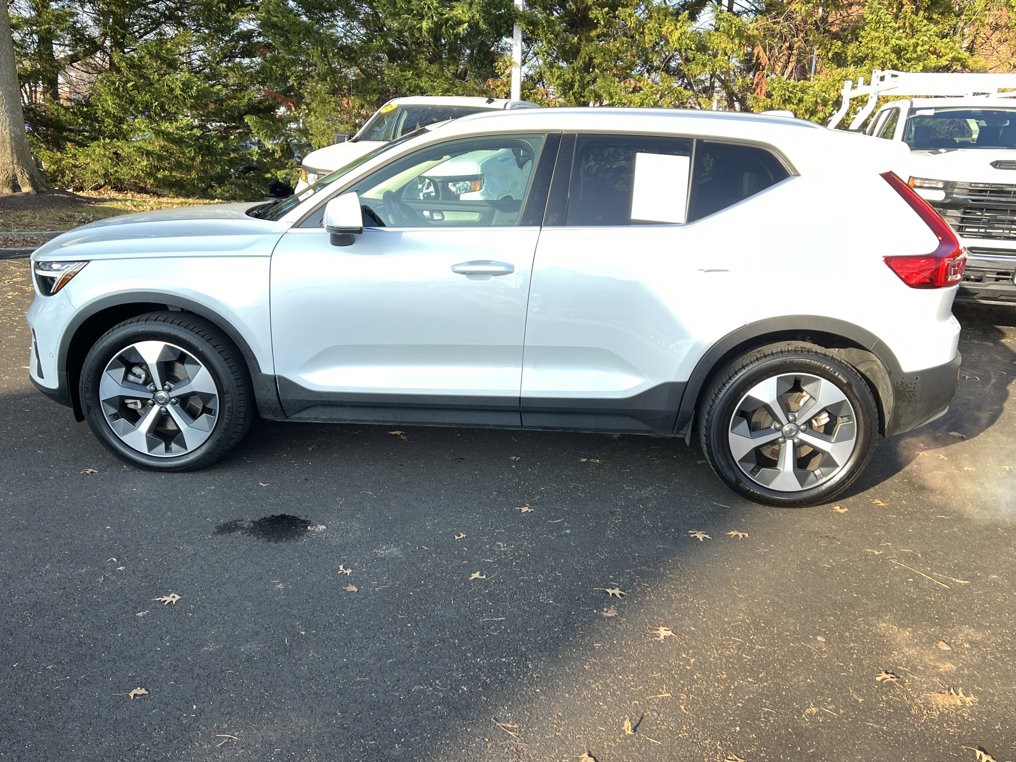 Used 2025 Volvo XC40 B5 Plus image 7