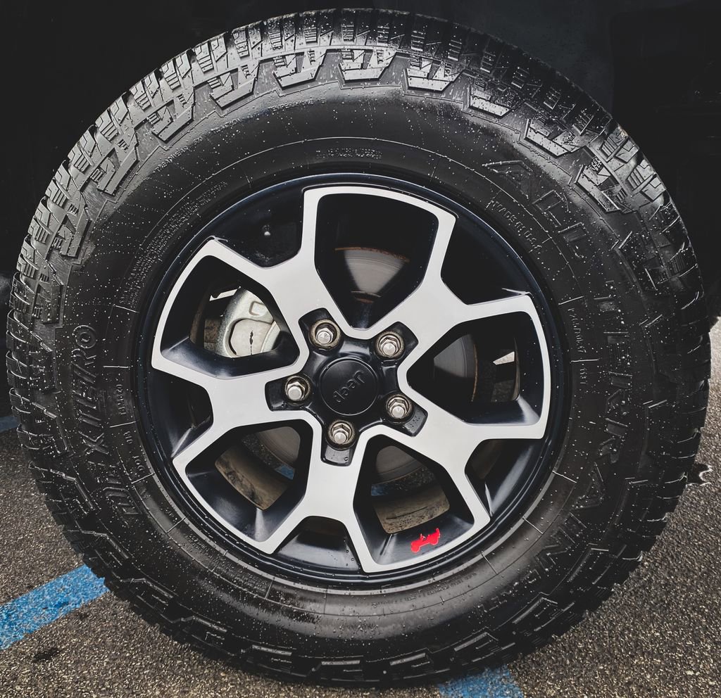 Used 2013 Jeep Wrangler Unlimited Sahara w/ Dual Top Group AWD/4WD image 2