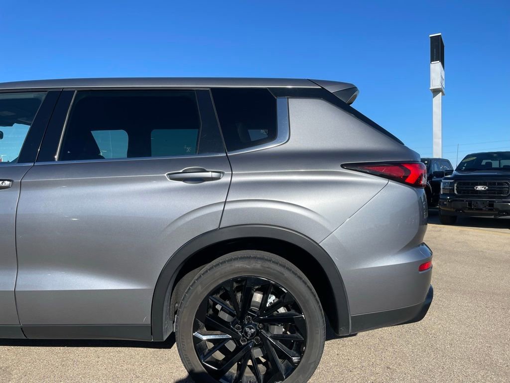Used 2023 Mitsubishi Outlander SE Black Edition image 28