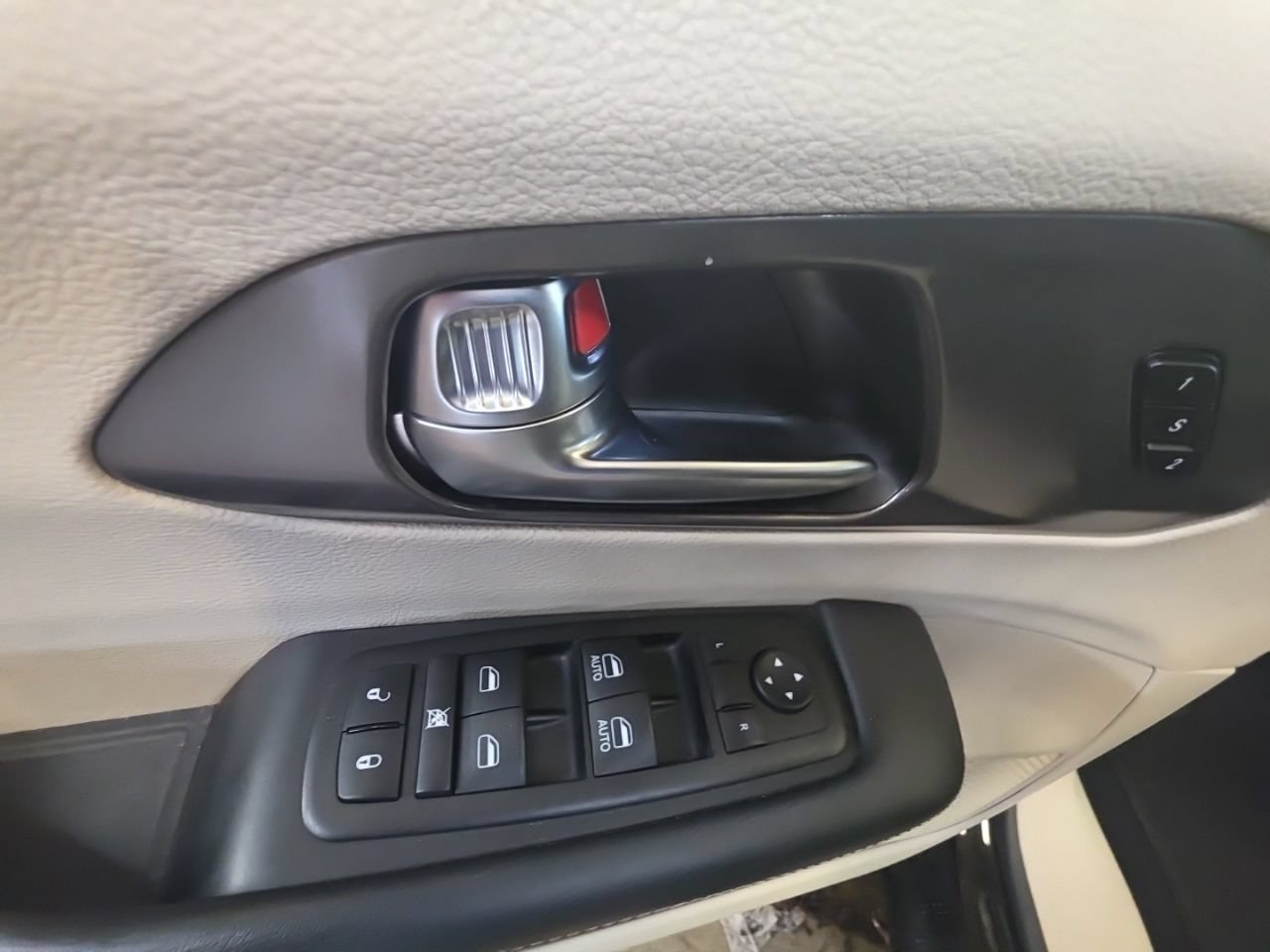 Used 2024 Chrysler Pacifica Touring-L FWD image 32