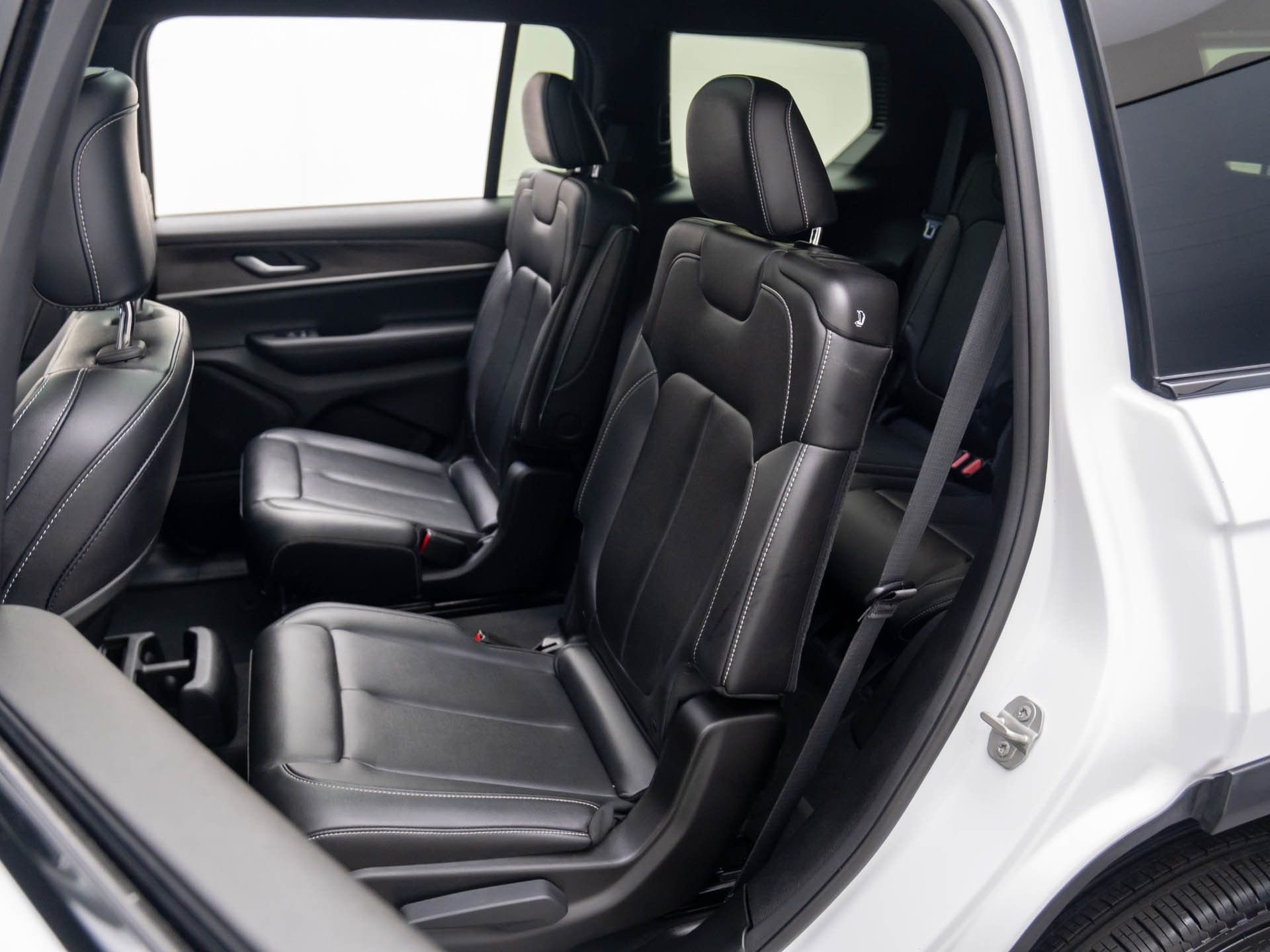 Used 2024 Jeep Grand Cherokee L Limited w/ Black Appearance Package image 17