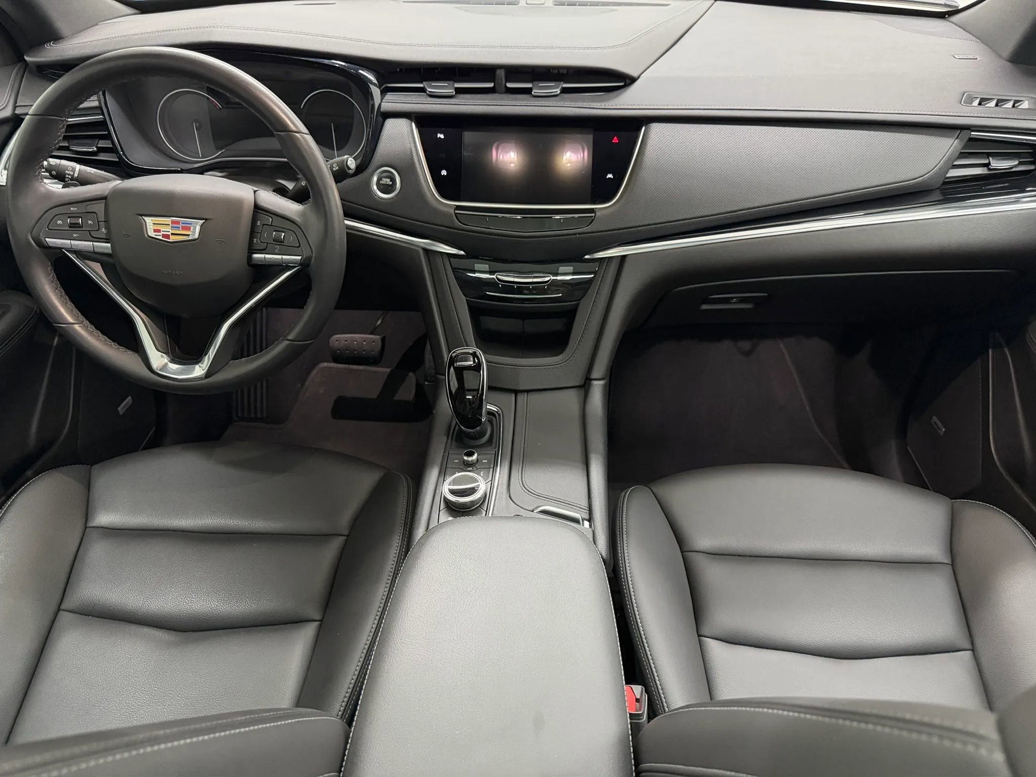 Used 2023 Cadillac XT6 Luxury FWD image 2