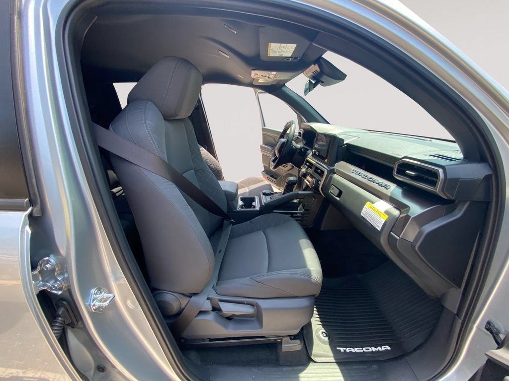 Used 2025 Toyota Tacoma SR5 AWD/4WD image 15
