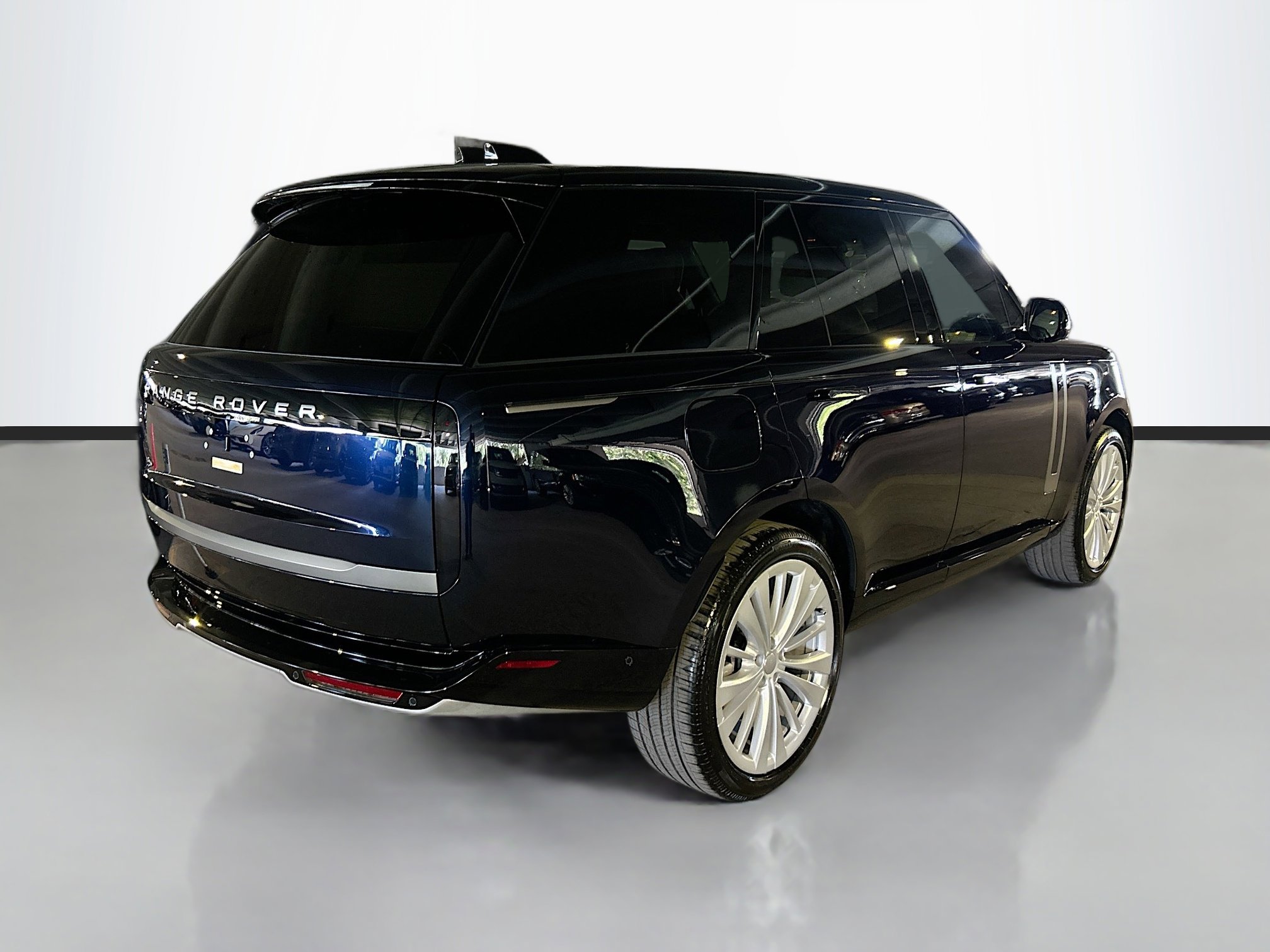 New 2025 Land Rover Range Rover SE image 4